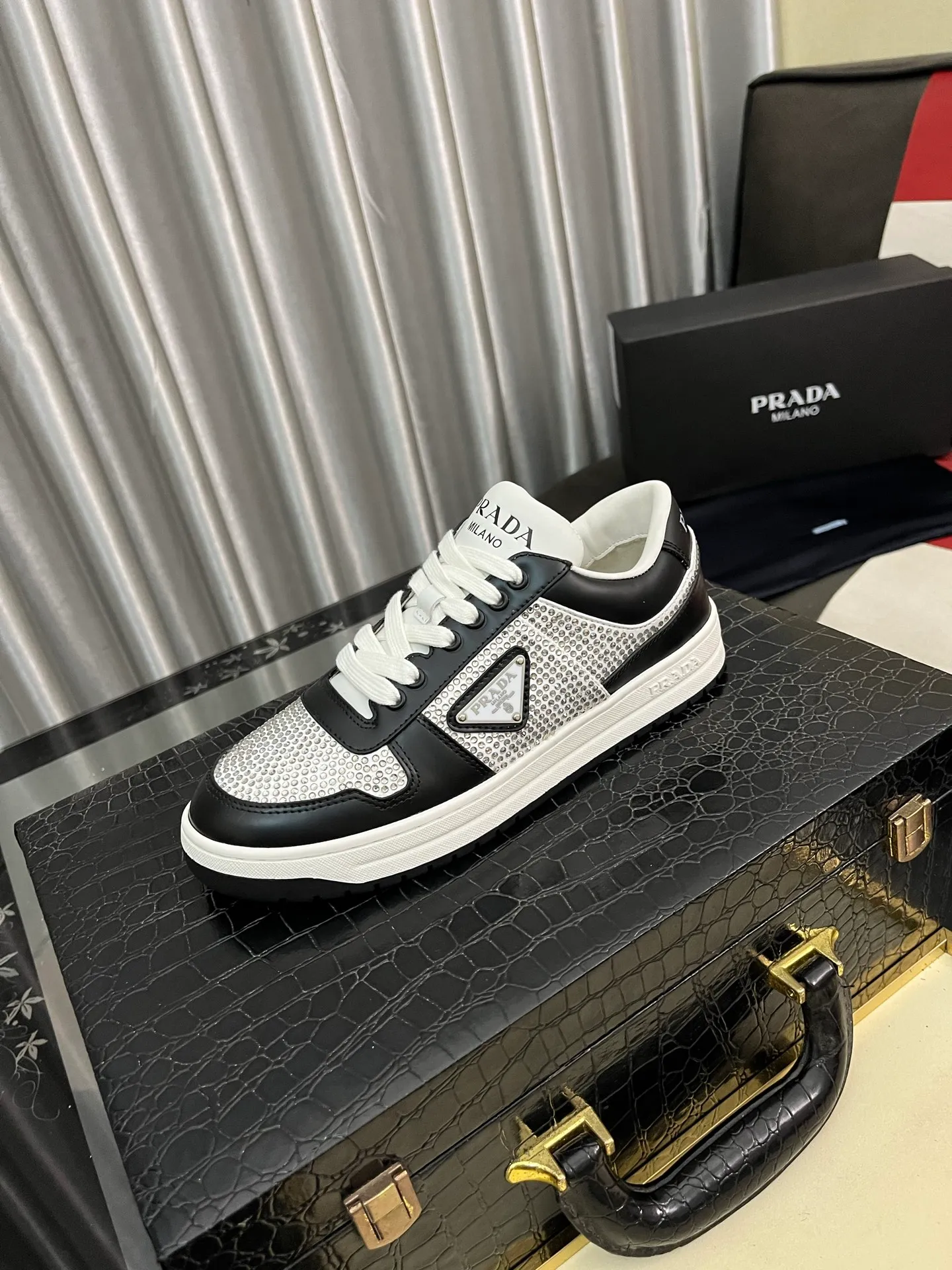 Men's shoes 💰680⌚️⌚️【PRADA】Prada - high-end quality original order 🔍🔍🔍casual sports shoes - Upper: 🔝 Nappa calfskin, perforated calfskin, shoe body sewn brand metal fasteners, tongue screen-printed high frequency brand logo - Lining: water-dyed cowhide - Outsole: ultra-light TPU foam rubber; two-color molded outsole -Ultra-high quality control and fine workmanship: outstanding (high-end, extravagance, class) -Size: 38-44 (45, can be customized)